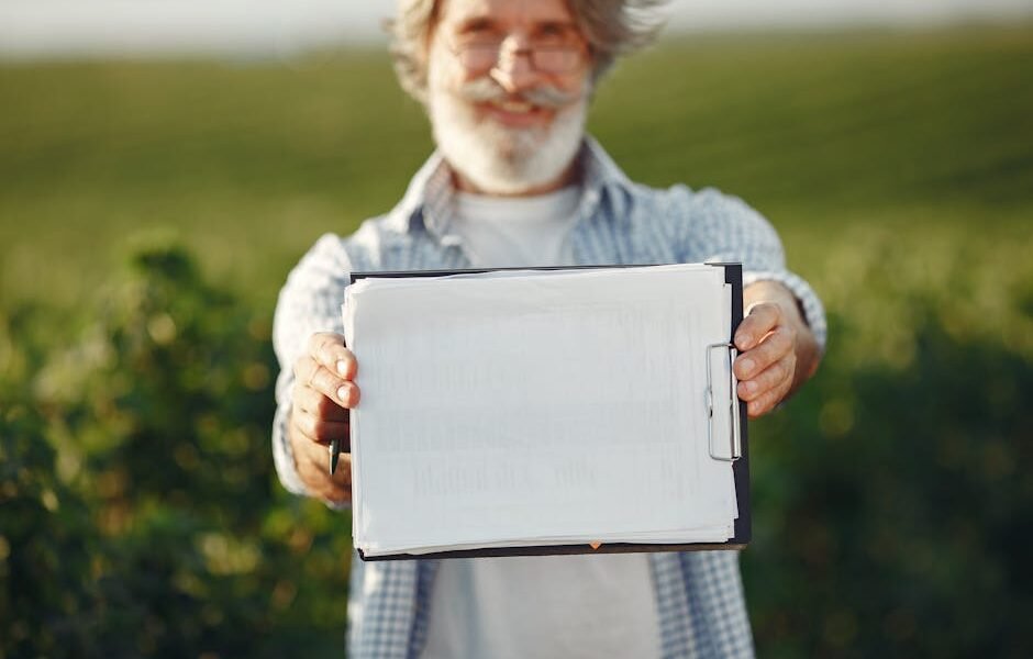 Statybininkas su planšete tikrina žemės darbų aikštelę: ką būtina patikrinti prieš samdant rangovą