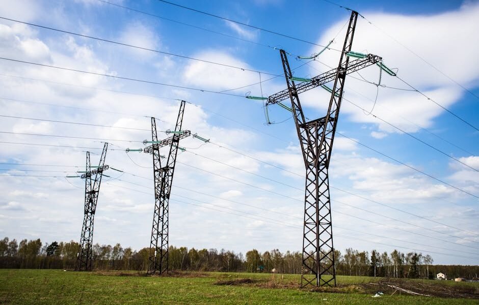 Darbininkas saugiai kasa tranšėją prie elektros, vandentiekio ir kanalizacijos tinklų komunikacijų