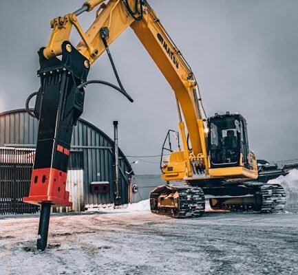 Kelmo rovimas su sunkia technika: kada verta rinktis ekskavatorių, o kada kitą sprendimą