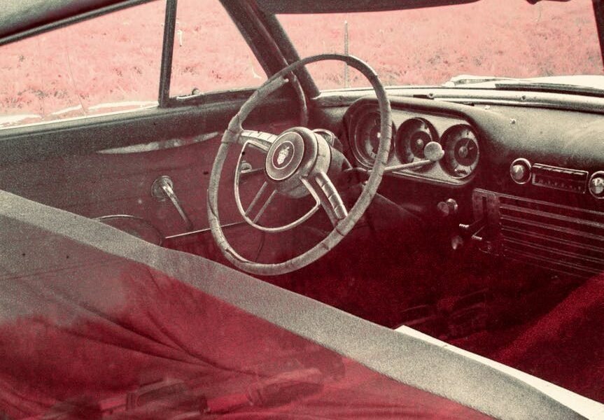 Krovinių ir medžiagų tvarkymas statybvietėje: ekskavatorius ir krautuvas atlieką saugius manevrus prie medžiagų