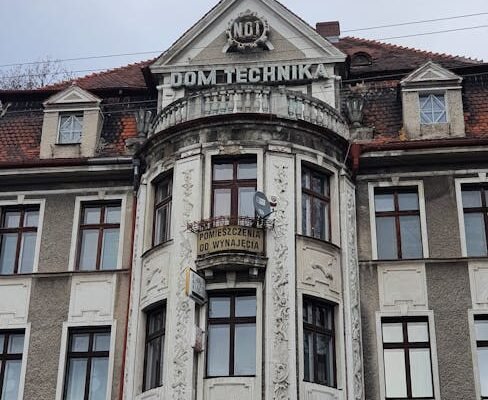 Sunki technika sunkiai pasiekiamose vietose: kaip planuojami darbai ankštuose kiemuose ir miškingose teritorijose