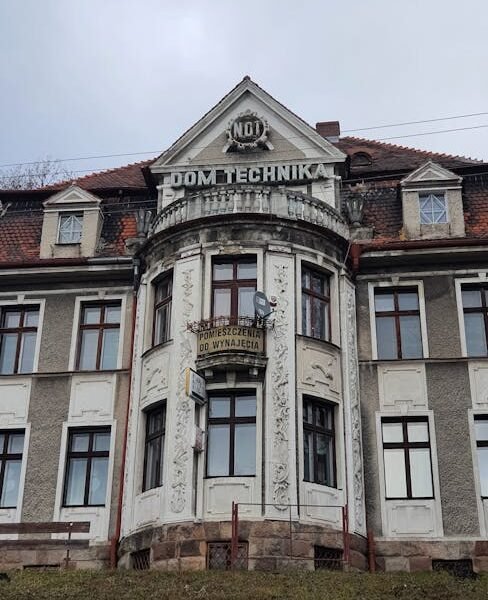 Sunki technika sunkiai pasiekiamose vietose ankštame kieme prie medžių planuoja darbus siauroje erdvėje