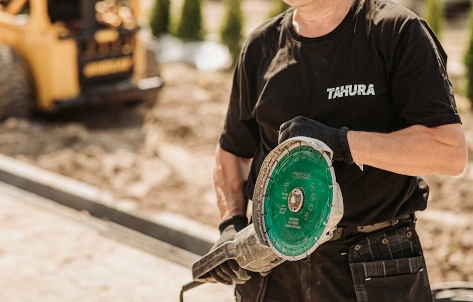 Sunkiosios technikos sauga statybvietėje ir privačiame sklype: ekskavatorius dirba statybų aikštelėje