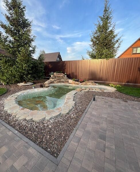 Tvenkinio kasimas nuosavame sklype: ekskavatorius kasa tvenkinį žemės sklype outdoors