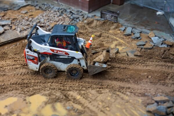Bobcat ar mini ekskavatorius: ką rinktis skirtingiems žemės darbams namuose ir sodyboje?