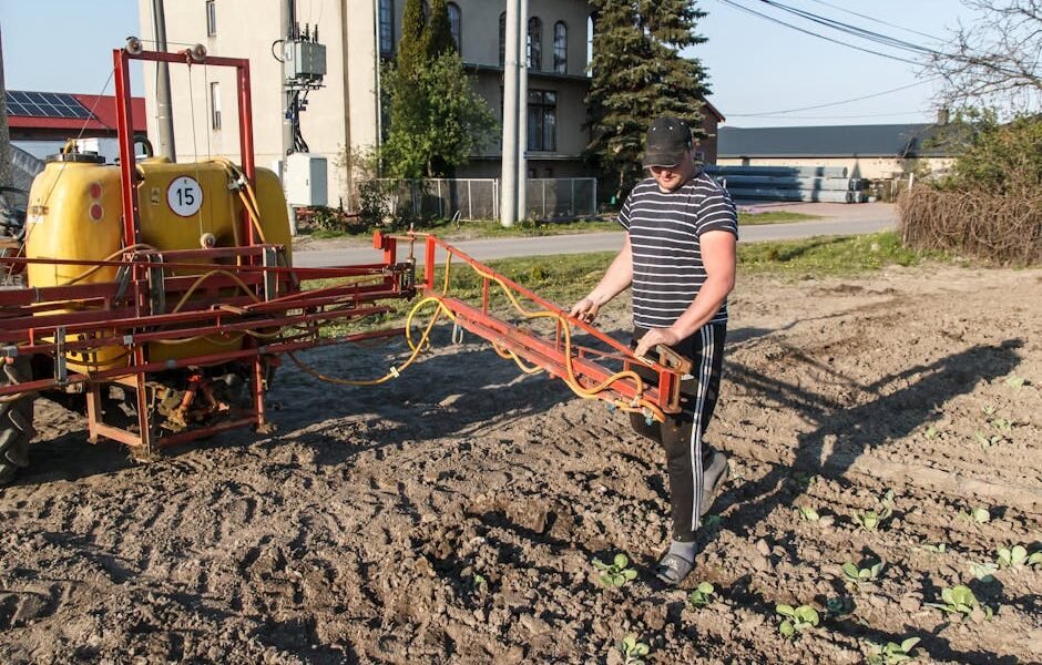 Sunkiosios technikos operatorius kasa žemę statybvietėje – kada verta samdyti, o kada planuoti patiems