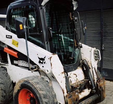 Kiek kainuoja žemės darbai Lietuvoje: nuo ko priklauso ekskavatoriaus, Bobcat ir kitos technikos nuomos kaina?